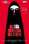 Una chica vuelve a casa sola de noche